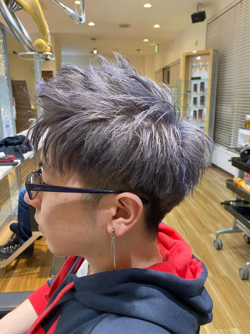 ショート カラー メンズ メンズブリーチ ブリーチ シルバー ヘアカラー 土井 祐之介のヘアスタイル