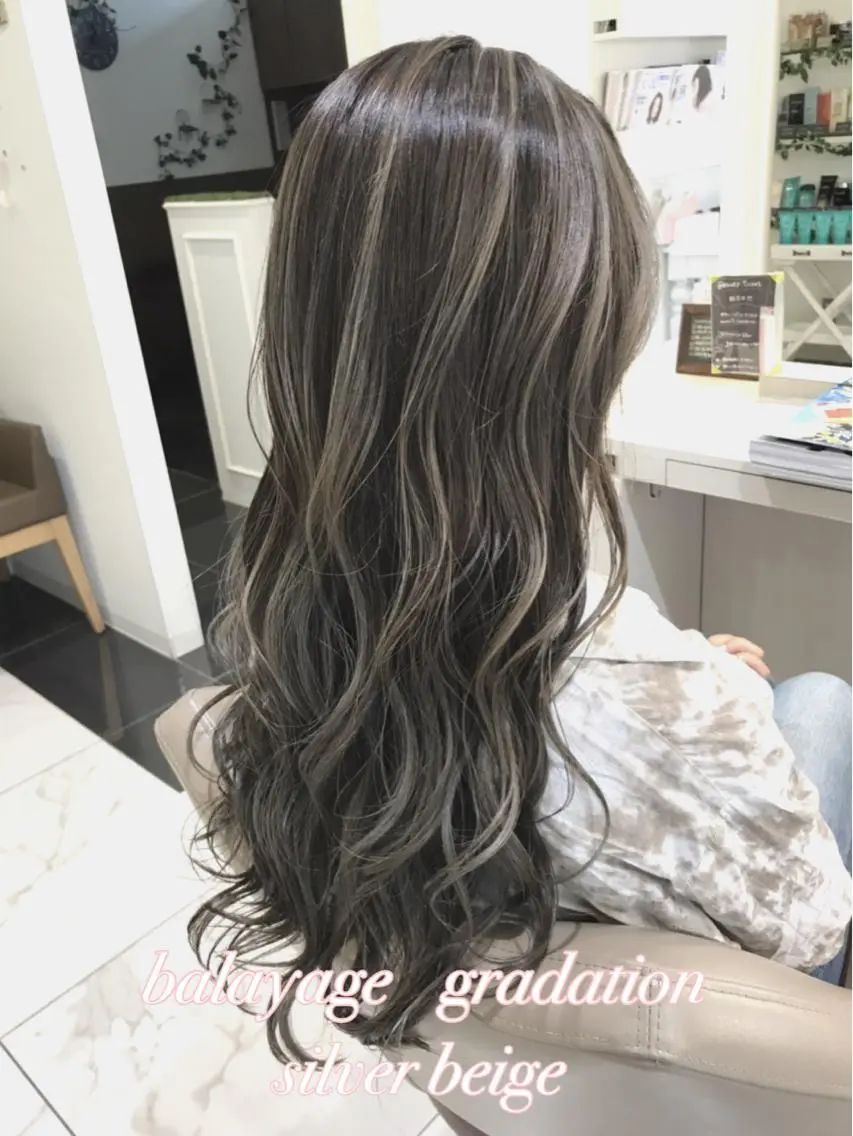 ロング カラー バレイヤージュ ベージュカラー グラデーションカラー シアーベージュ レイヤーカット カット ヘアカラー 山崎俊輔/髪質改善 /バレイヤージュのヘアスタイル