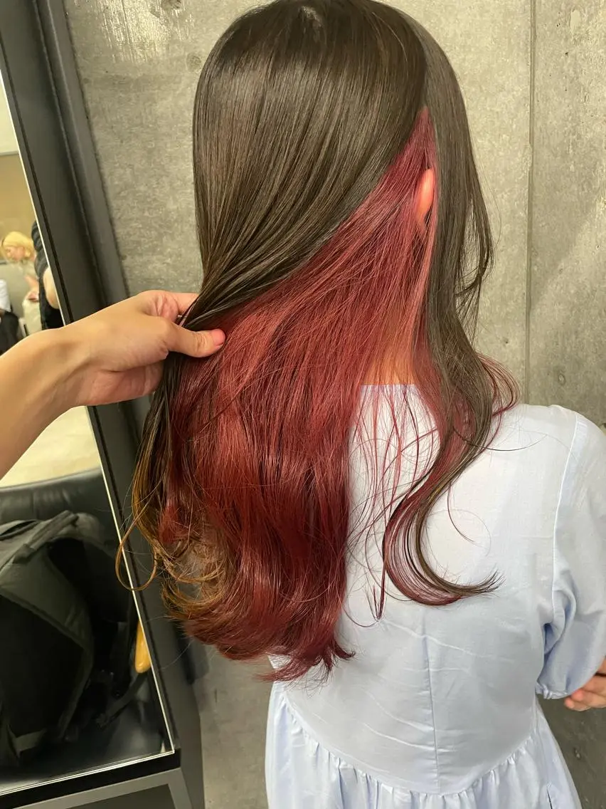 ロング カラー インナーカラー 推し ブリーチ 髪質改善のヘアスタイル