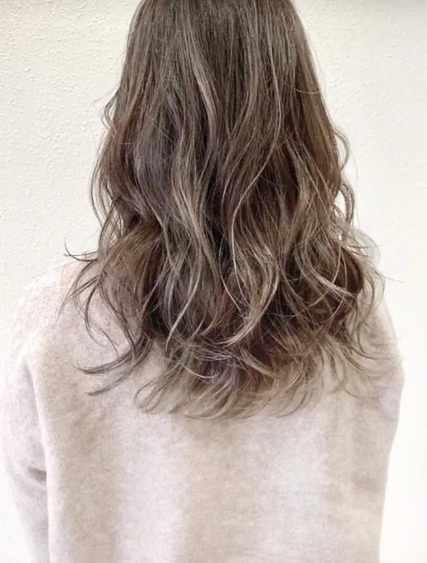 ミディアム カラー ハイライトカラー ハイライト ケア剤オタク×海外 ヘア長谷川裕起のヘアスタイル