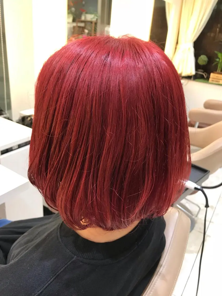 ショート カラー レッドカラー 清藤綾/脱白髪染め 白髪ぼかしハイライトのヘアスタイル