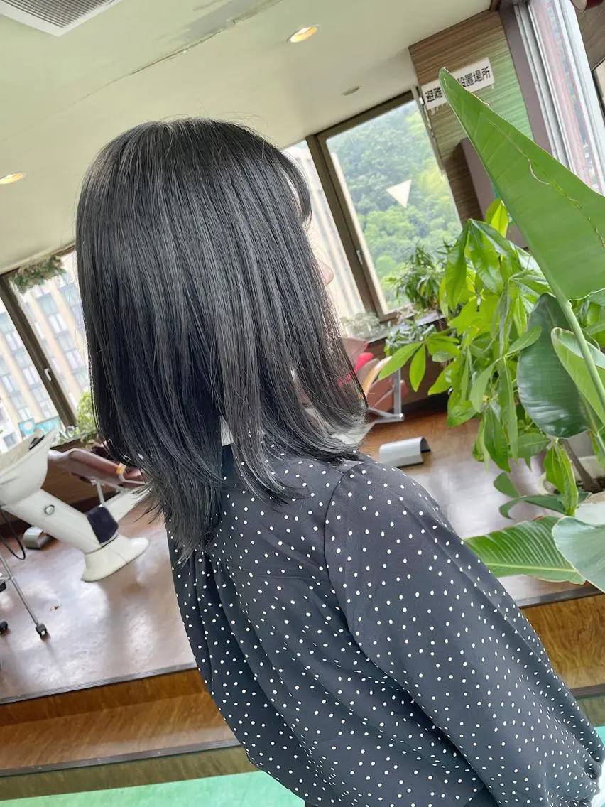 ミディアム カラー アッシュ レイヤーカット 外ハネヘア カット ヘアカラー 土居 正季のヘアスタイル