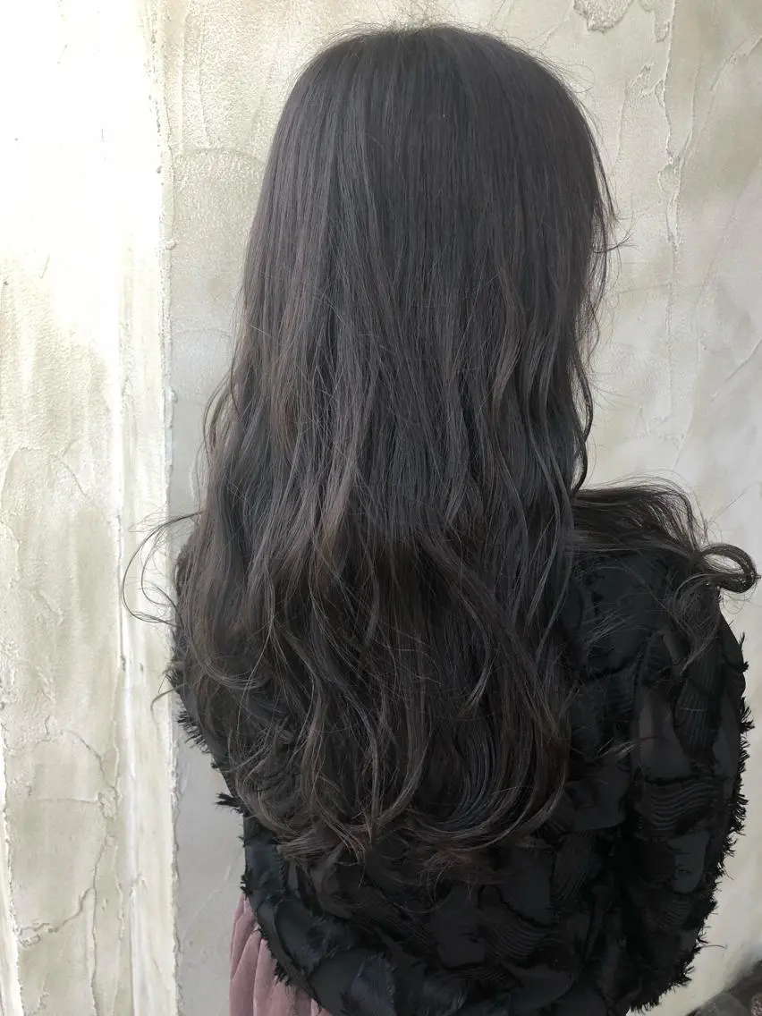 ロング カラー 透明感カラー ダークグレー カット ヘアカラー トリートメント 岩田 萌那のヘアスタイル
