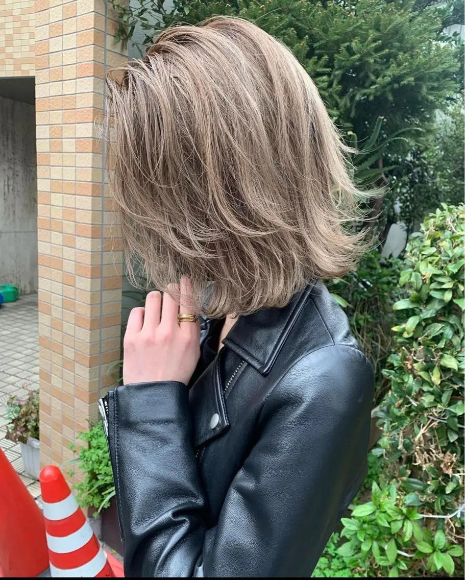 ミディアム アッシュ レイヤーカット 外ハネヘア カット ヘアカラー ミルクティーベージュ ブリーチ 店長 清水のヘアスタイル