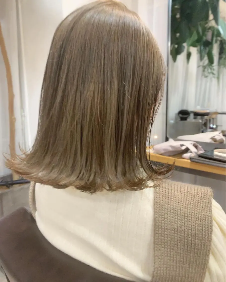 ミディアム カラー マツエク・マツパ ハイトーンボブ 前田 表参道　グレージュのヘアスタイル