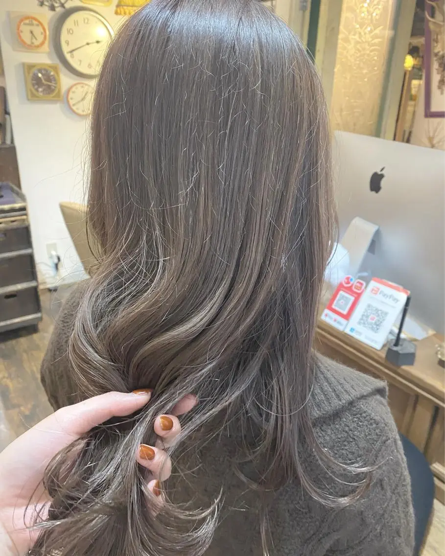 セミロング カラー 透明感カラー AYANO ／レイヤー／オリーブのヘアスタイル