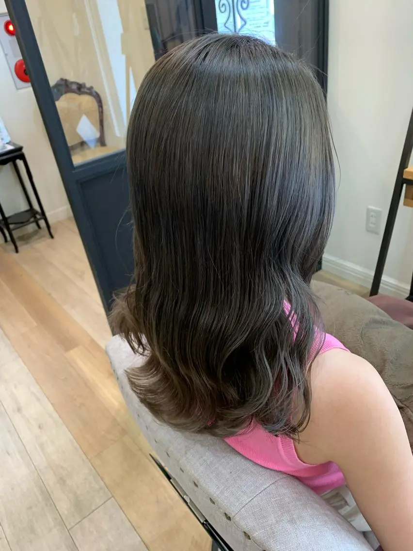 セミロング カラー グレージュ カーキグレージュ ヘアカラー トリートメント ヘッドスパ 艶髪レイヤー上田 紗也🇰🇷💗のヘアスタイル