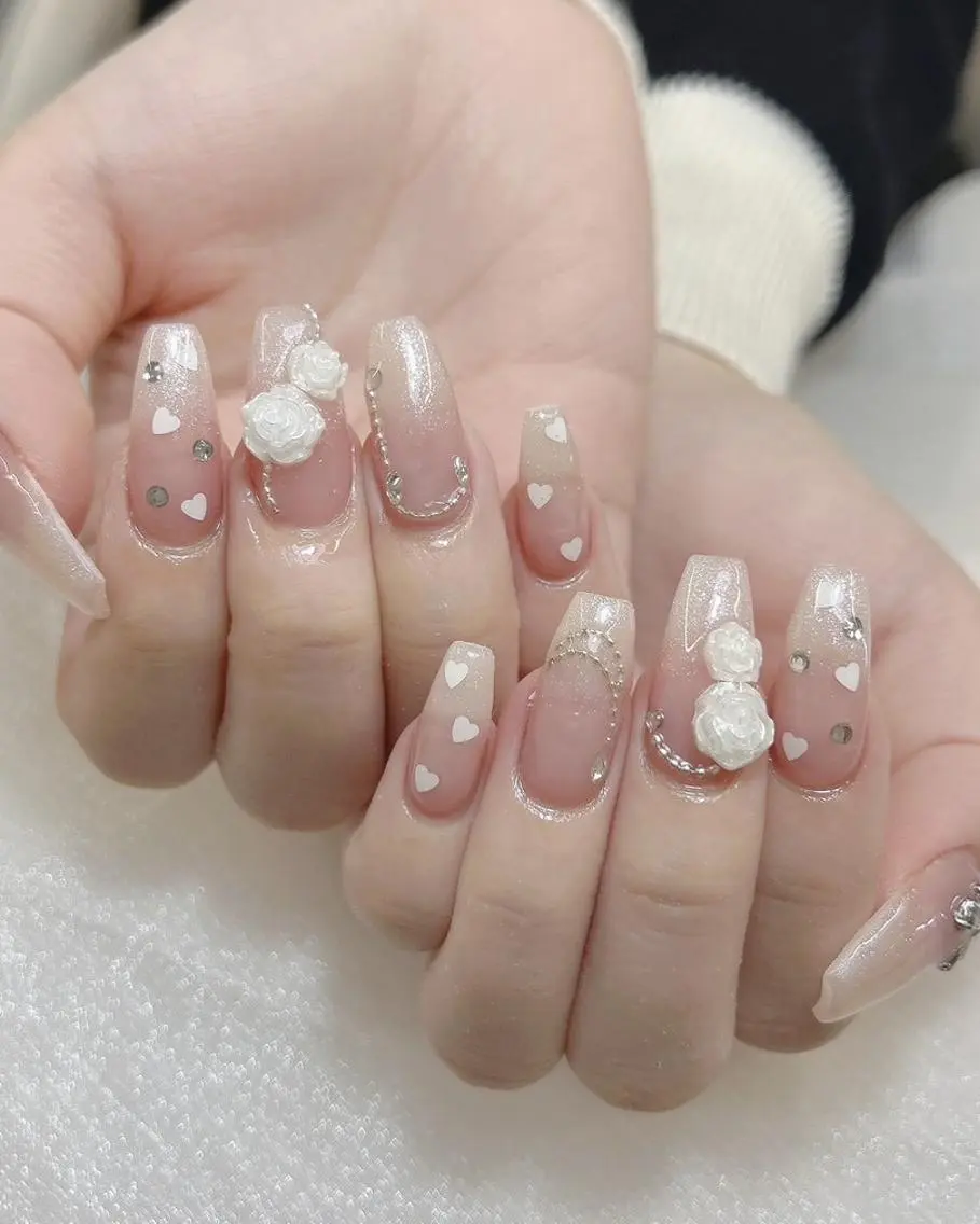ネイル チークネイル ドット フラワーネイル フレンチネイル キラキラネイル ハンドネイル Chiaki ネイル大宮店のネイルデザイン