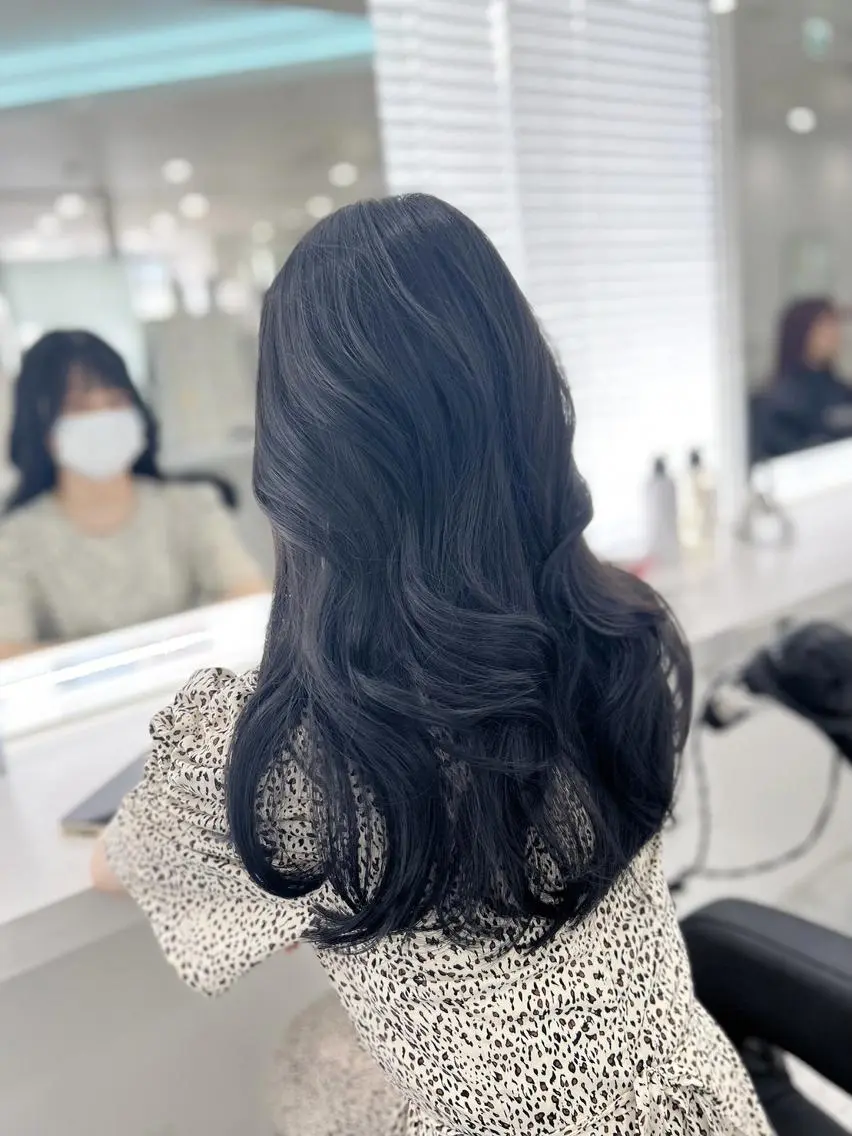 セミロング ヘアカラー トリートメント 🤍ハイトーン寒色 🤍MADOKAのヘアスタイル