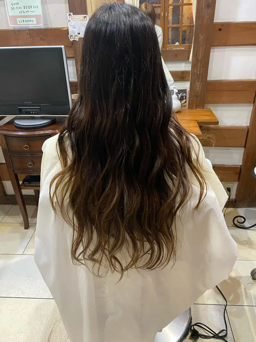 ロング レイヤーカット ロング 岩本 紋音のヘアスタイル