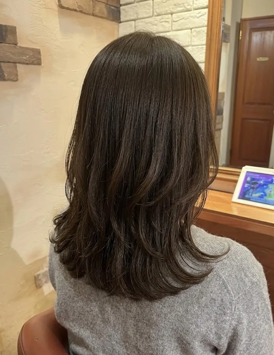 ミディアム カラー アッシュ アッシュブラウン ブラウンカラー レイヤーカット カット ヘアカラー トリートメント ヘッドスパ flencia 丸 和博|カットのヘアスタイル