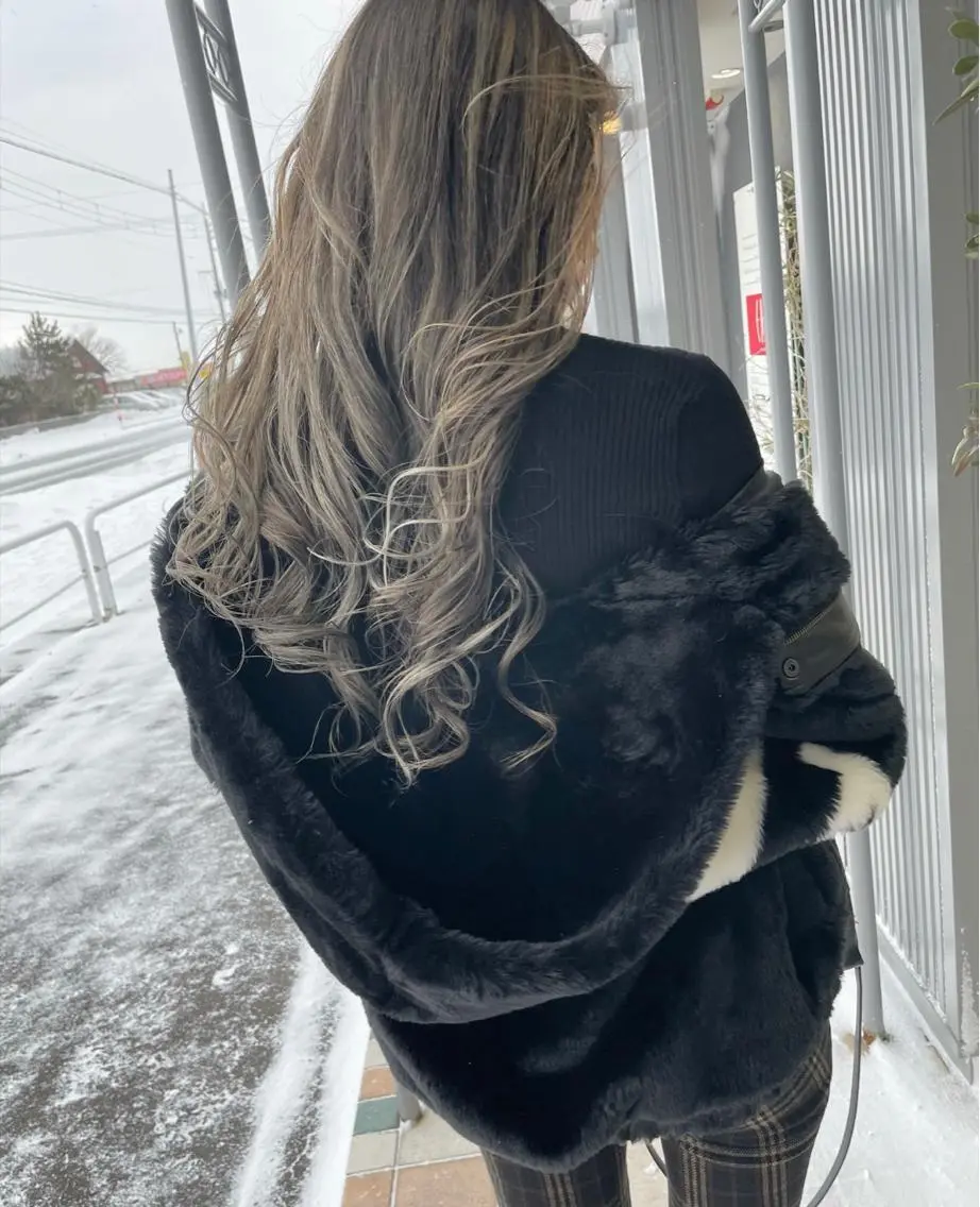 ロング カラー グレージュ 齋藤 佳以のヘアスタイル