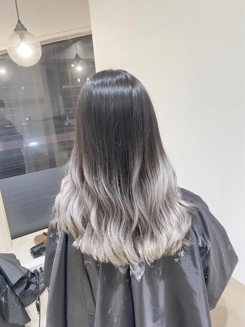セミロング カラー グラデーションカラー シルバー ホワイトシルバー 指名数No.1 /NAOYAのヘアスタイル