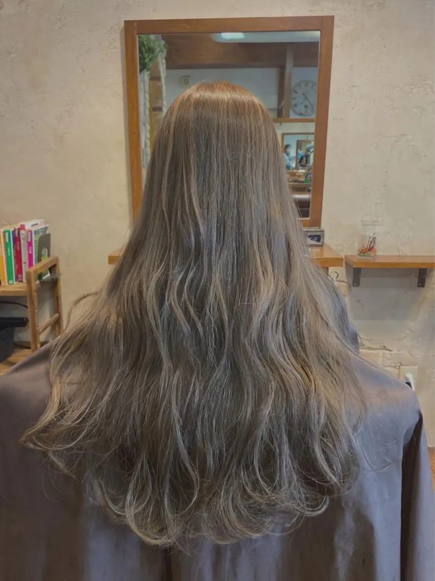 ロング カラー グレージュ ミルクティーグレージュ マンツーマン 美容師💚コウブチのヘアスタイル