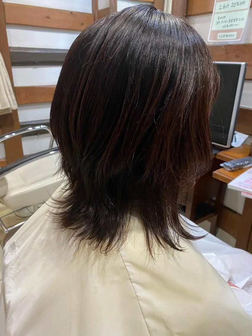 ミディアム カラー レイヤーカット ウルフカット 岩本 紋音のヘアスタイル