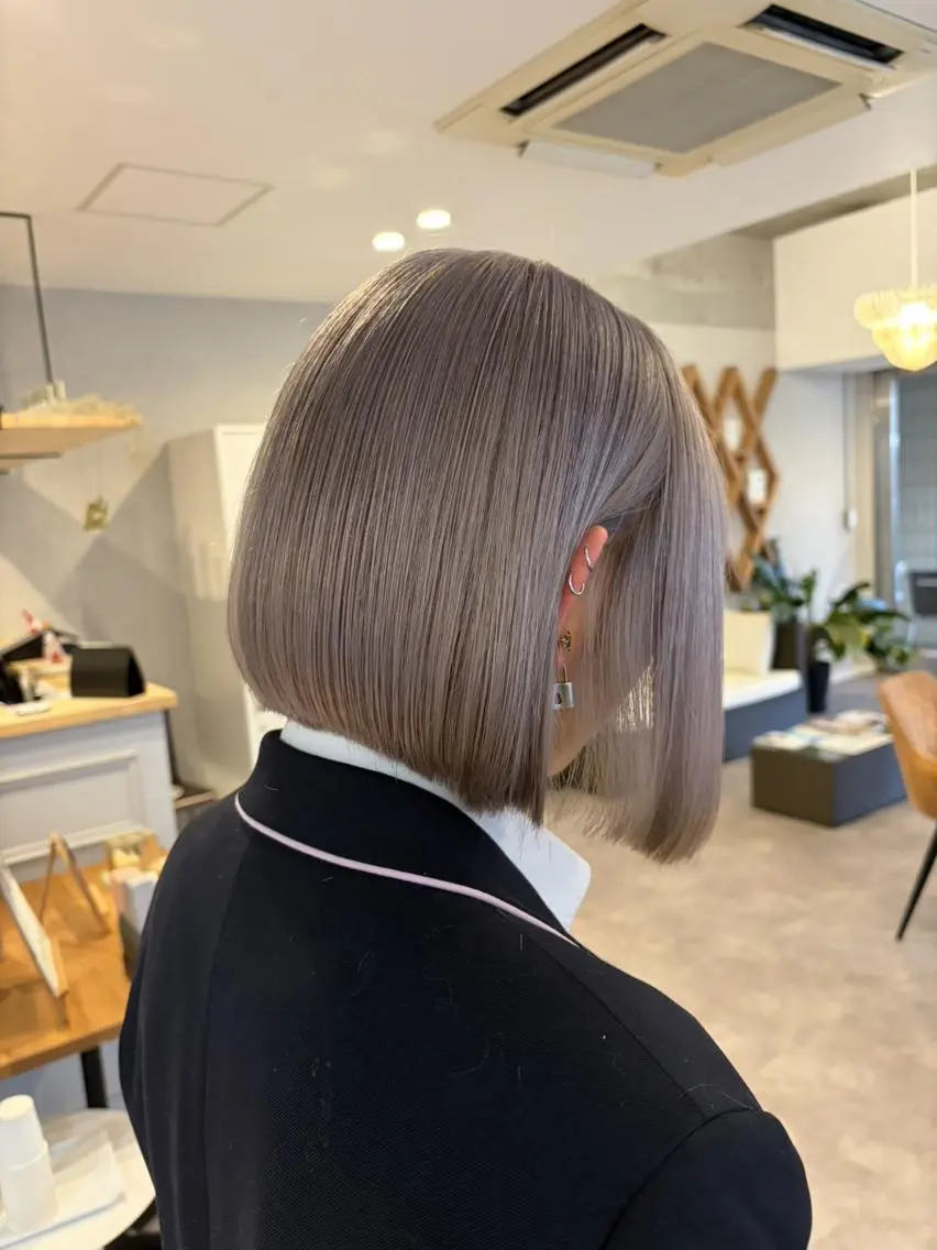 カラー ショート ブリーチ シルバー ホワイトシルバー ヘアカラー トリートメント ELLE&SALLY 石野のヘアスタイル