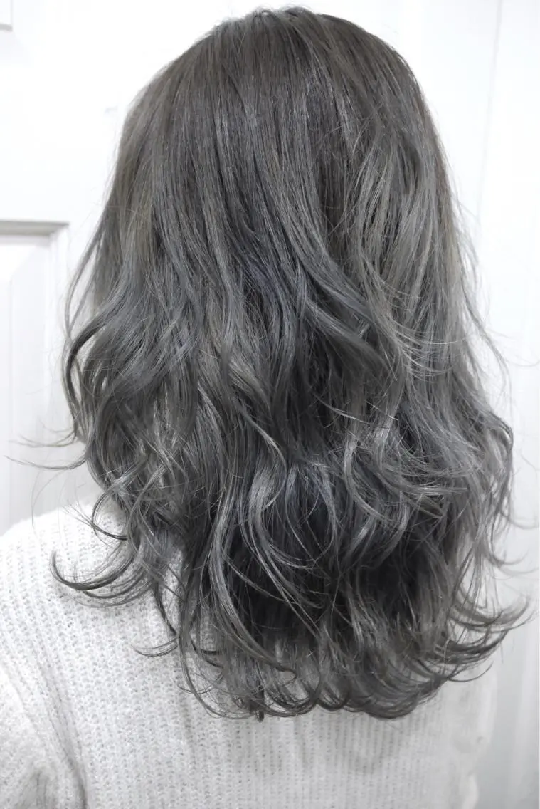 ミディアム セミロング カラー ブリーチ シルバー 若杉 諒のヘアスタイル