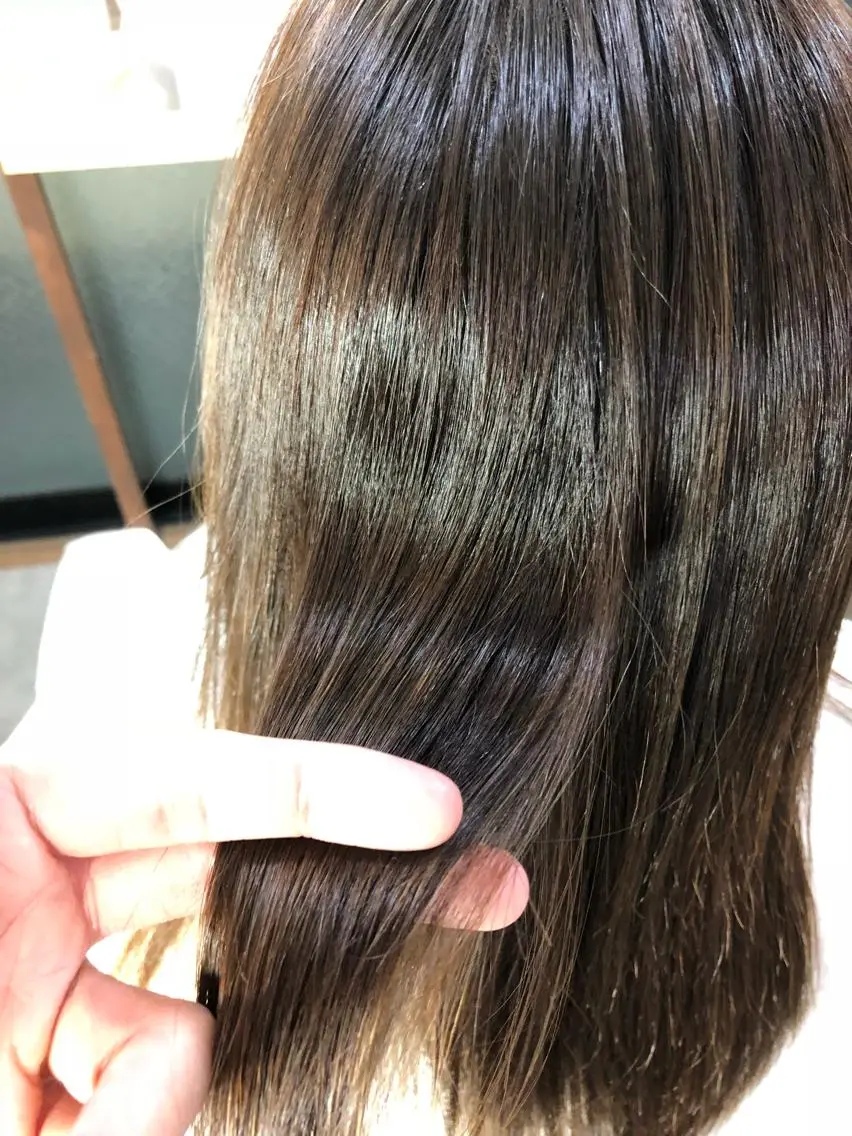 セミロング カラー カット 縮毛矯正 トリートメント トレヴァー デルチザンのヘアスタイル