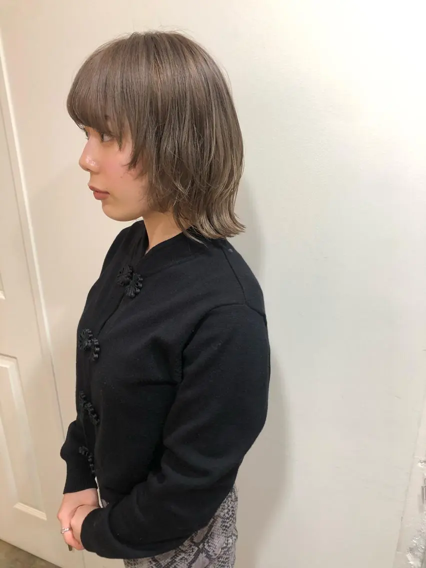 ミディアム カラー カット ヘアカラー トリートメント MIOベージュカラー 柔らかいカラーのヘアスタイル