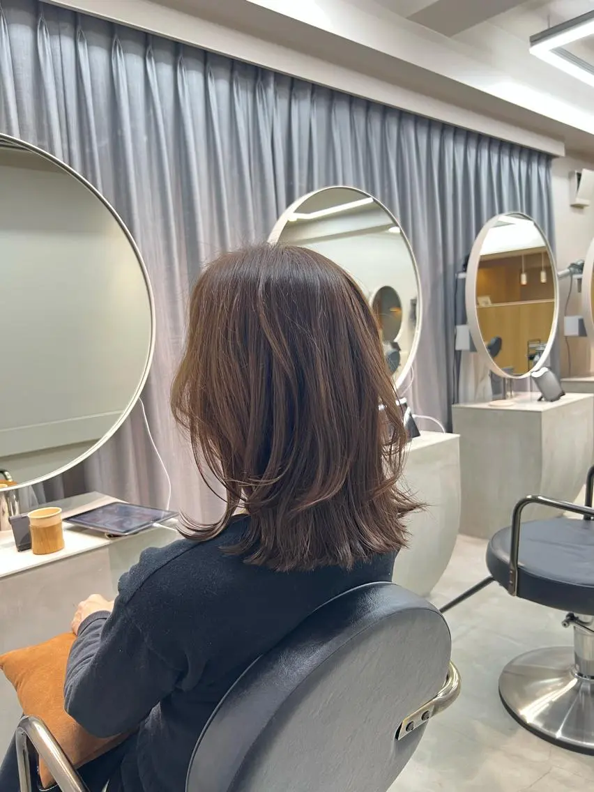 ミディアム 外ハネヘア バタフライレイヤー/ ニシトモユキのヘアスタイル