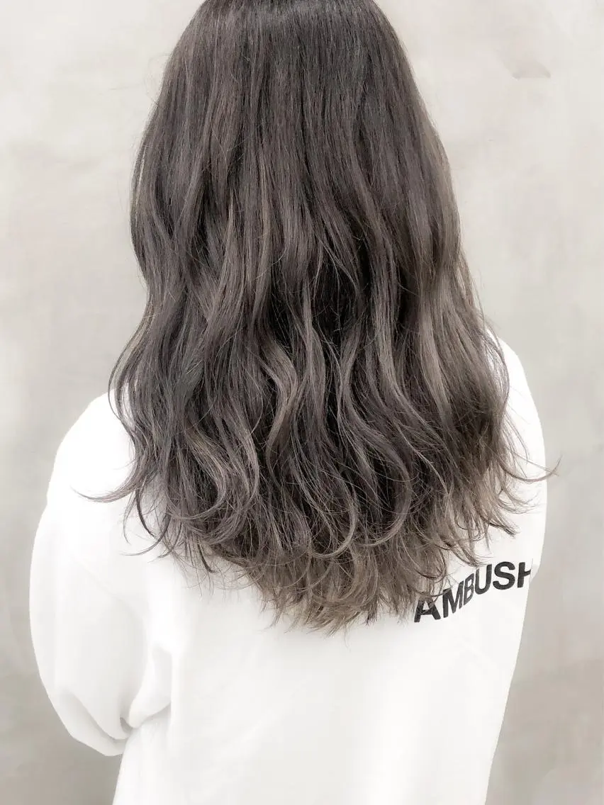 カラー バレイヤージュ グレージュ シルバー シルバーグレージュ ショート・ボブ 徳竹淳一のヘアスタイル