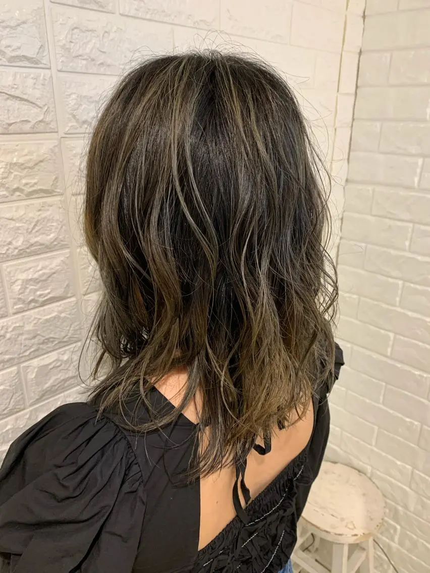 セミロング カラー バレイヤージュ ブリーチ グラデーションカラー グレージュ レイヤーカット ヘアカラー ハイトーン/ブリーチ 山崎 悠次のヘアスタイル
