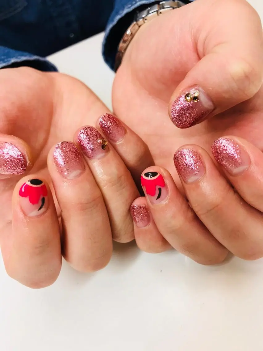 セミロング カラー パーマ ヘアアレンジ キッズ ネイル マツエク・マツパ ラメ(グリッター) Sunny side nailのネイルデザイン