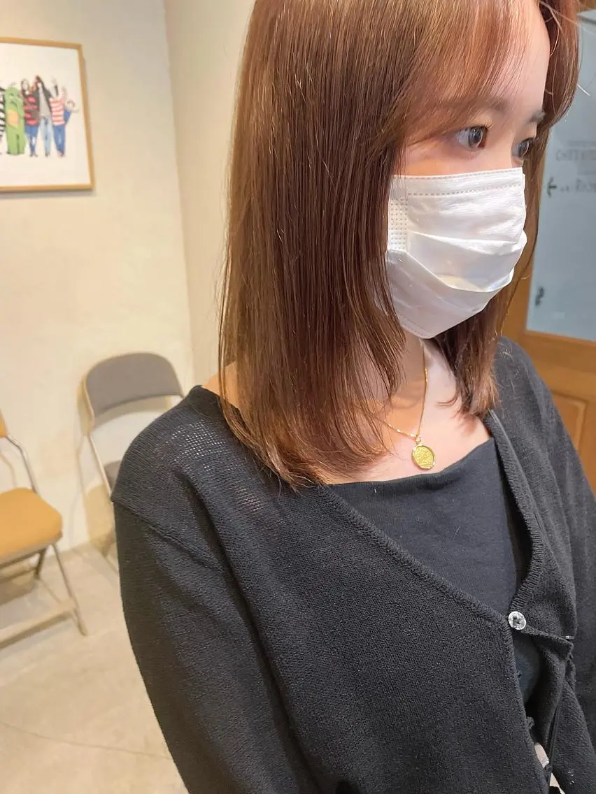 ミディアム カラー 顔まわりレイヤー レイヤーカット Takanishi くすみベージュカラーのヘアスタイル