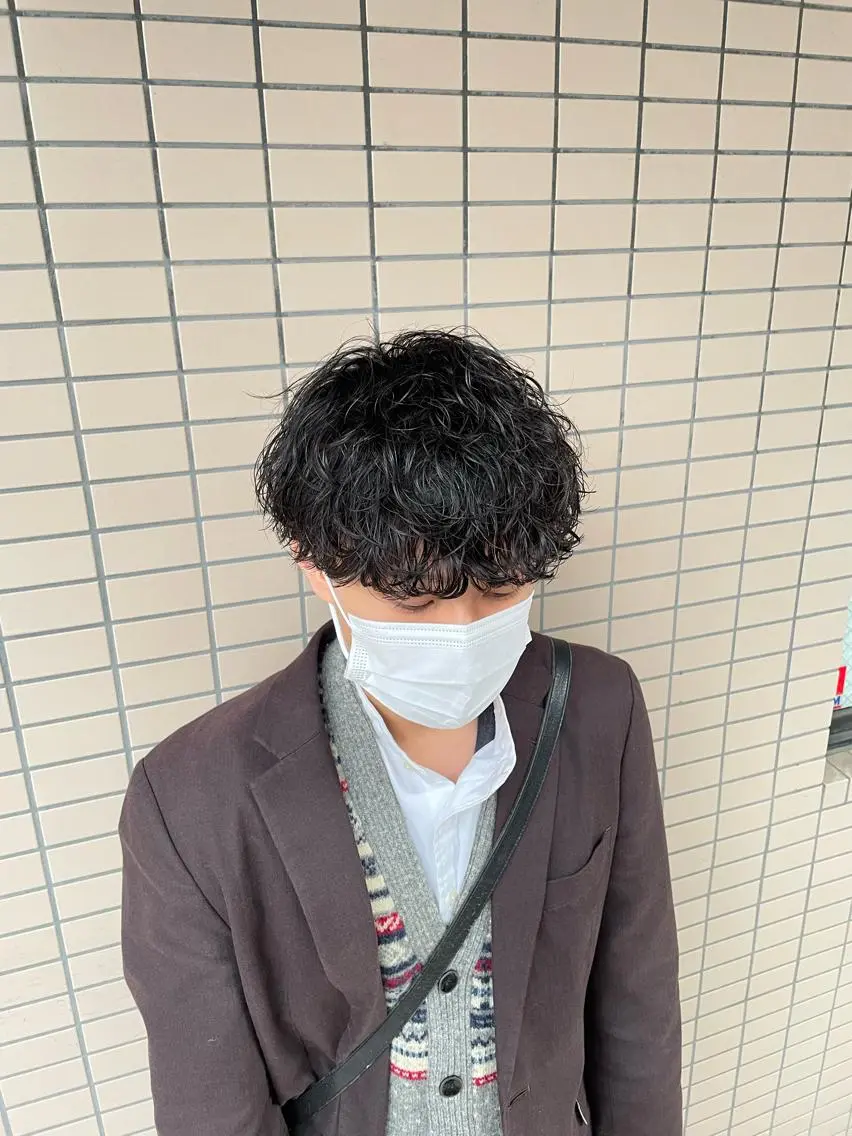 ショート カラー パーマ ヘアアレンジ メンズ アイブロウ メンズブリーチ センターパート メンズハイライト メンズハイトーン マッシュウルフ カット パーマ トリートメント ヘッドスパ ヘアセット スパイキー/フェザー /波巻き/かいとのヘアスタイル