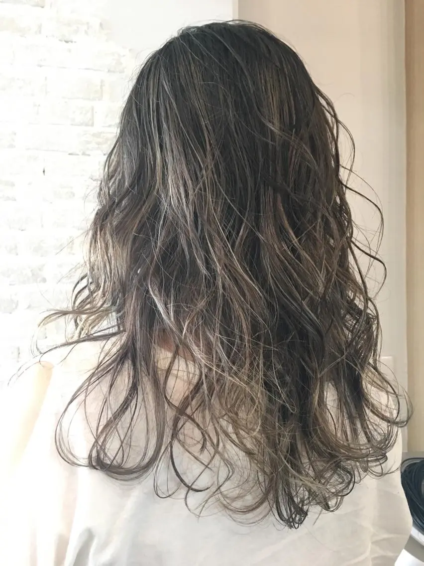 セミロング カラー アッシュ グラデーションカラー ハイライトカラー ハイライト ヘアカラー Real me 鈴木のヘアスタイル