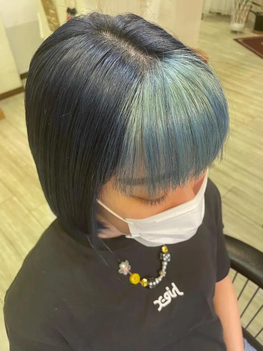 ショート カラー ネイビーカラー インナーカラー 推し ブリーチ 髪質改善のヘアスタイル