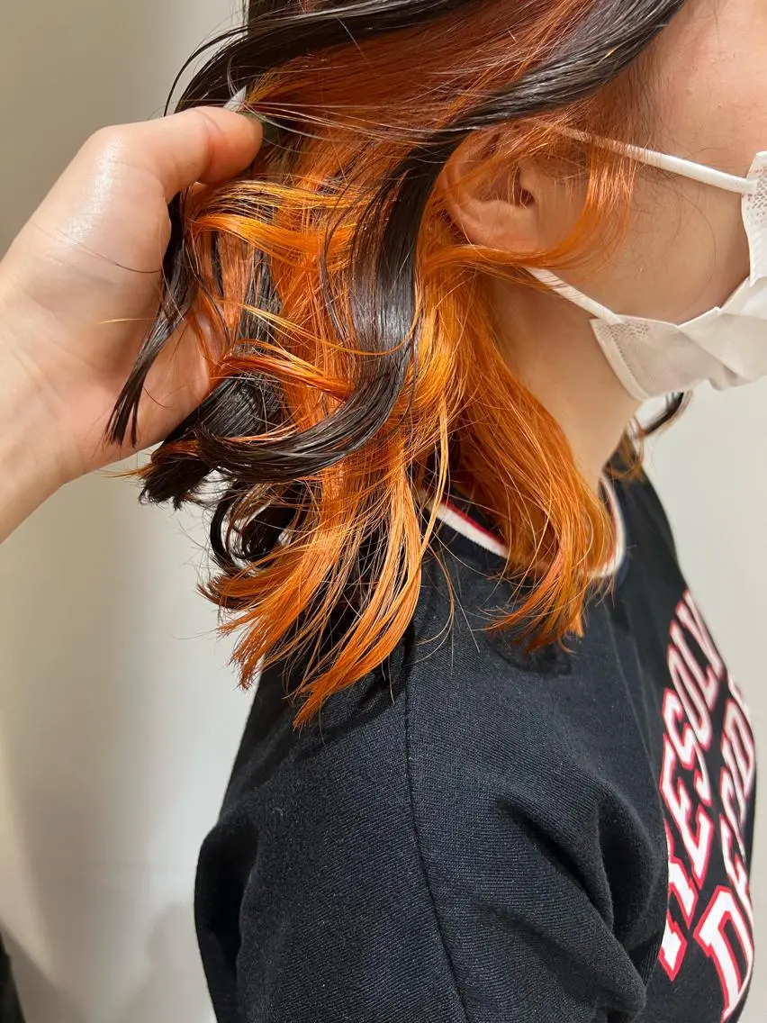 ミディアム カラー ヘアアレンジ ブリーチ インナーカラー オレンジ 暗髪カラー🫐 おくだりんかのヘアスタイル
