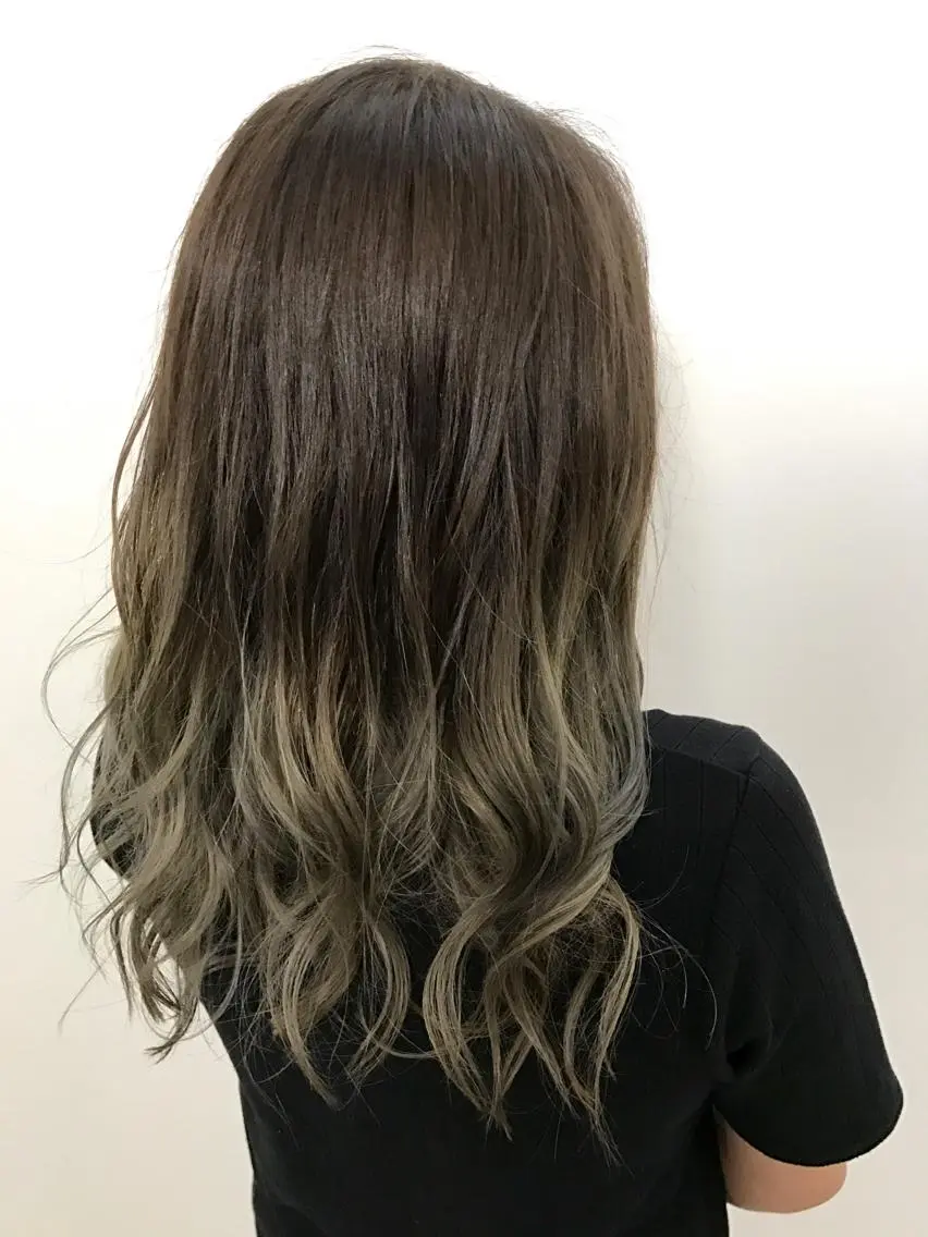 ミディアム カラー レイヤーカット 西村あきやのヘアスタイル