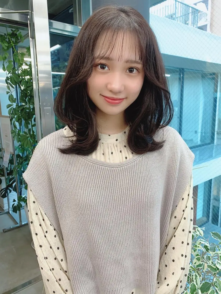 ミディアム カラー イヤリングカラー グレージュ インナーカラー くびれヘア 髪質改善 カット ヘアカラー トリートメント 透明感/オリーブ/ グレージュ/YUKAのヘアスタイル
