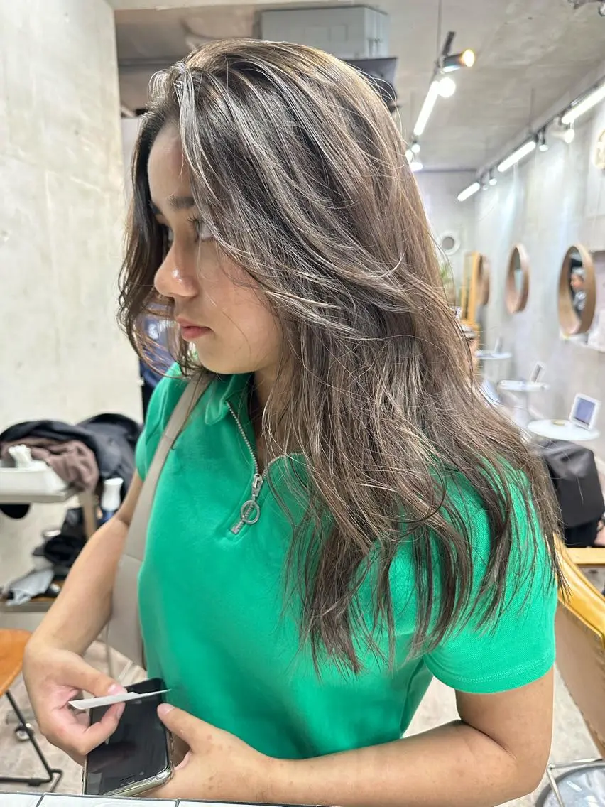 ロング カラー グレージュ ハイライトカラー ハイライト SALTWATER AYARIのヘアスタイル