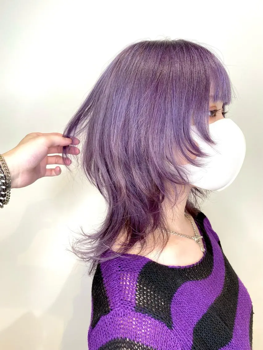 ミディアム カラー ブリーチ ダブルカラー ラベンダーカラー パープルカラー カット ヘアカラー 大阪ウルフカット ハッシュカットのヘアスタイル