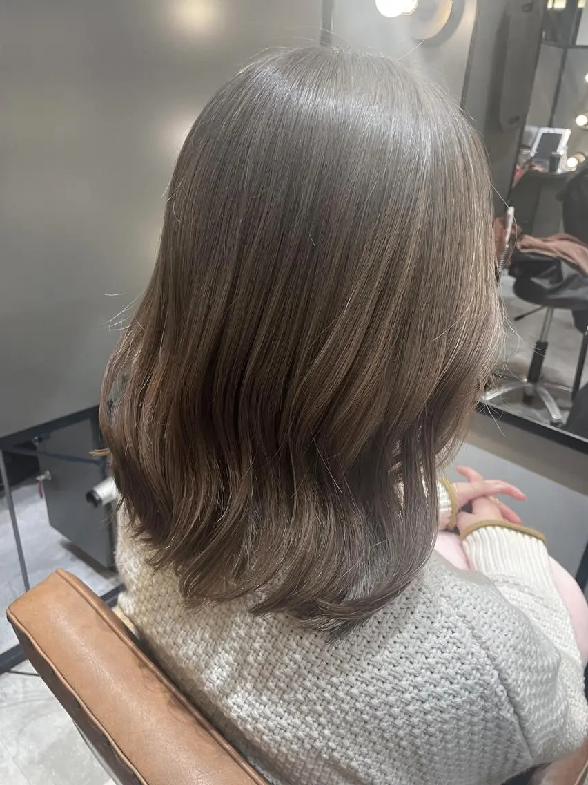 ミディアム カラー グレージュ シルバー シルバーグレージュ カット ヘアカラー トリートメント 【日韓風、レイヤー】 🤍ひらい　なつきのヘアスタイル