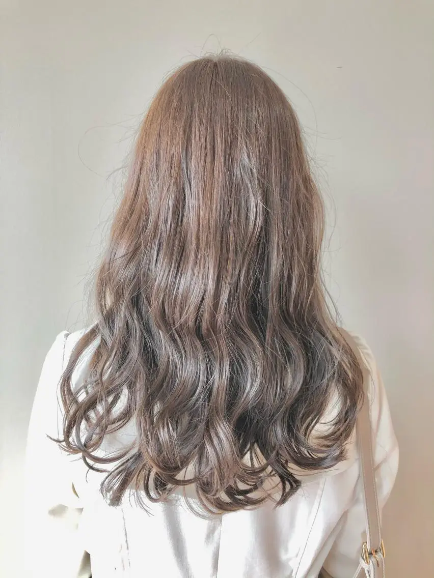 ロング カラー ベージュカラー ブリーチ ミルクティーベージュ ブリーチなしカラー OJIMA YUKAのヘアスタイル