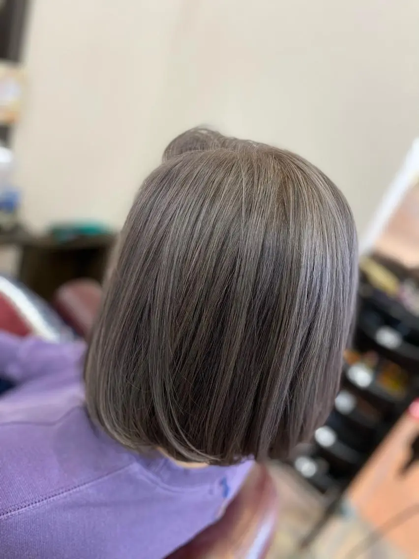 ミディアム ボブ ハイライト ヘアカラー Style Tのヘアスタイル