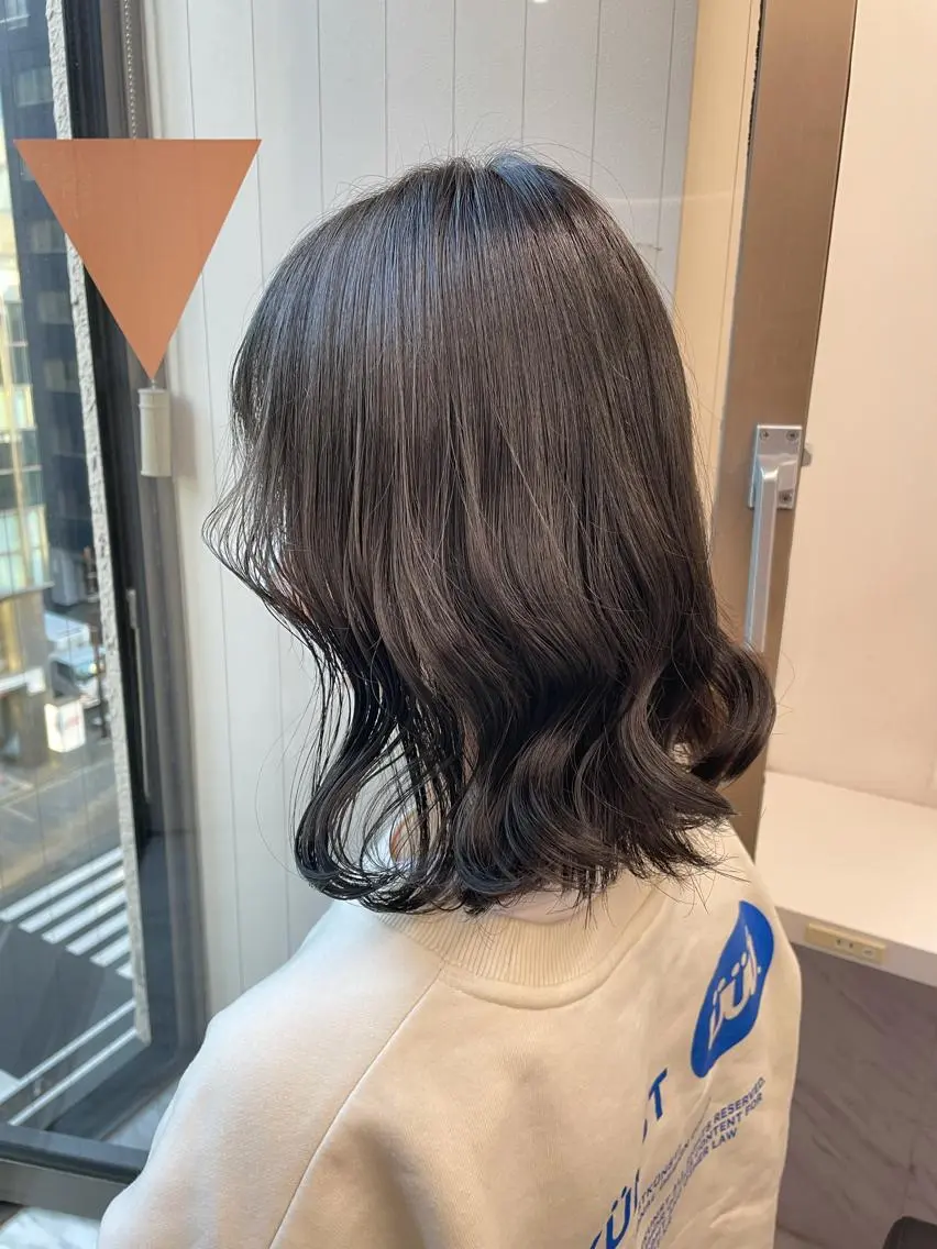 ミディアム カラー 抜け感レイヤー︴ ニュアンスカラーのヘアスタイル