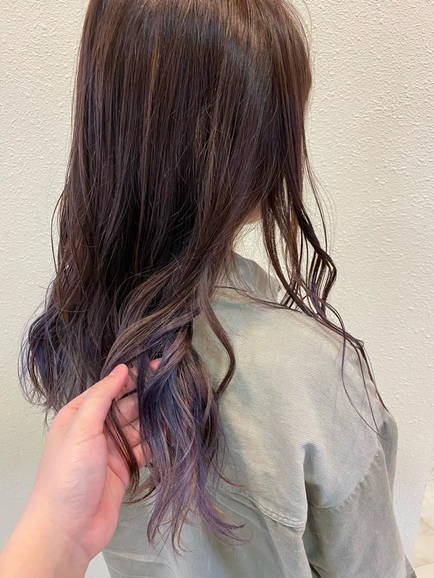 ロング パープルカラー 中川 茜里のヘアスタイル