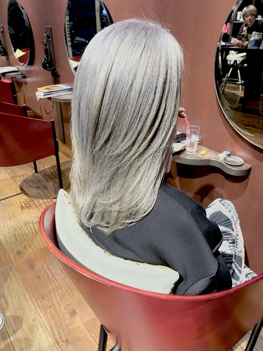 セミロング カラー 日高 香織のヘアスタイル