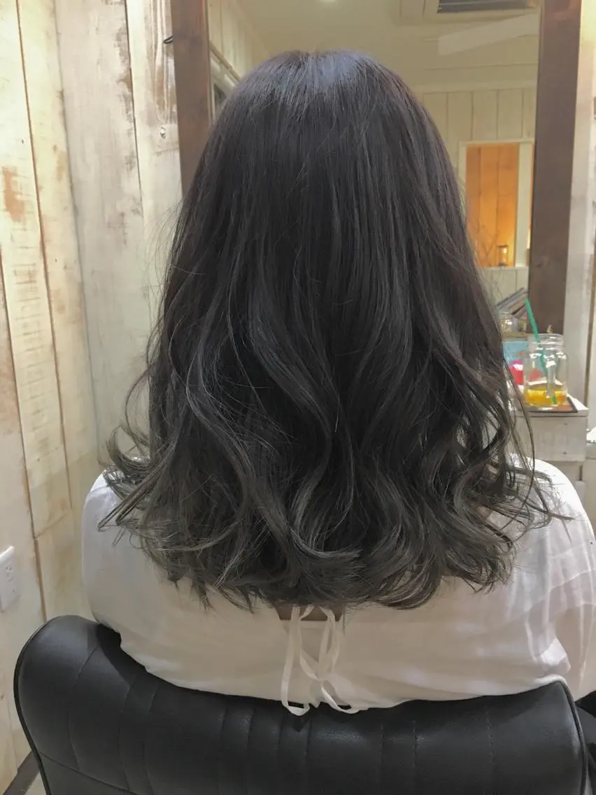 ミディアム 鷺谷 玲奈のヘアスタイル