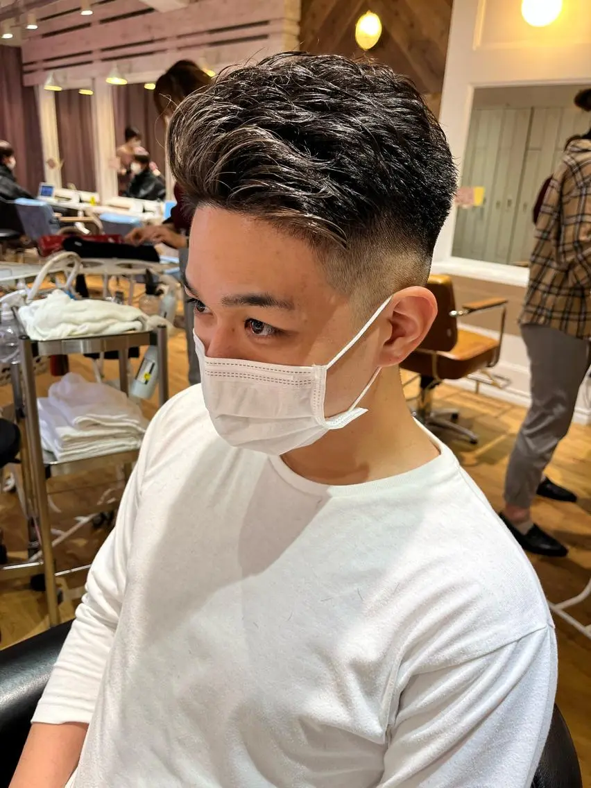 ショート カラー パーマ メンズ メンズハイライト メンズメッシュ メンズパーマ ハイライトカラー メッシュ カット ヘアカラー パーマ トリートメント ヘッドスパ AVANCE.難波 店長 松元のヘアスタイル