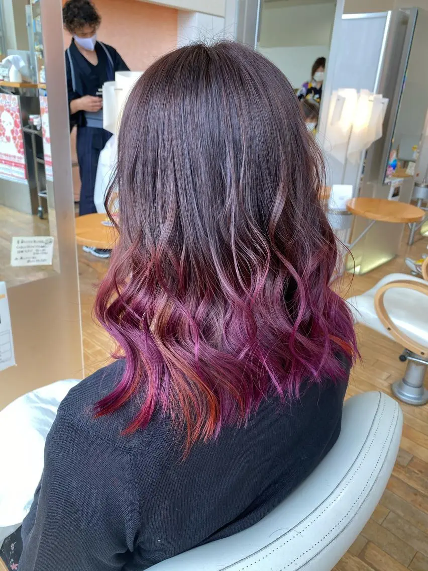 カラー グラデーションカラー オレンジ バイオレットカラー 山本 瑠華のヘアスタイル