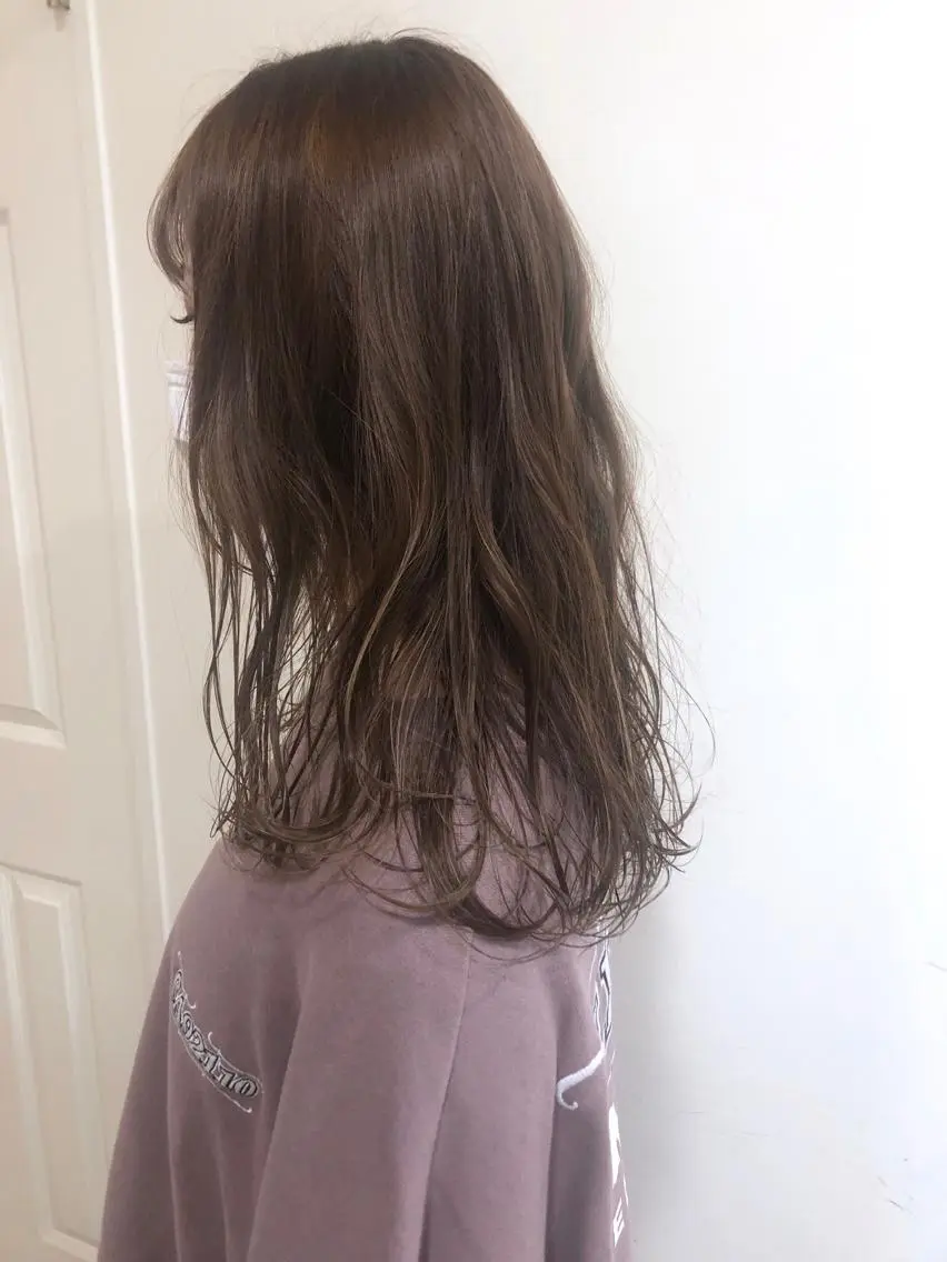 セミロング カラー カット ヘアカラー トリートメント MIOベージュカラー 柔らかいカラーのヘアスタイル