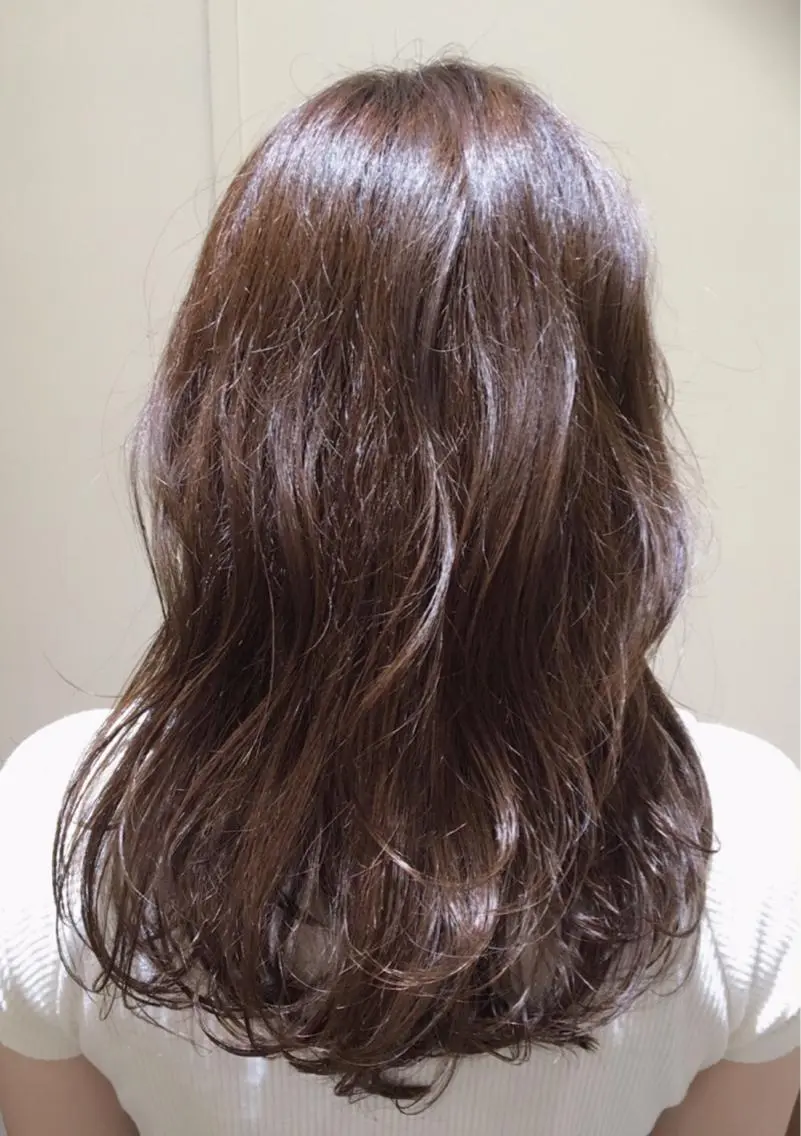 セミロング ロング アッシュ アッシュグレー アッシュグレージュ 鍵山 千秋のヘアスタイル