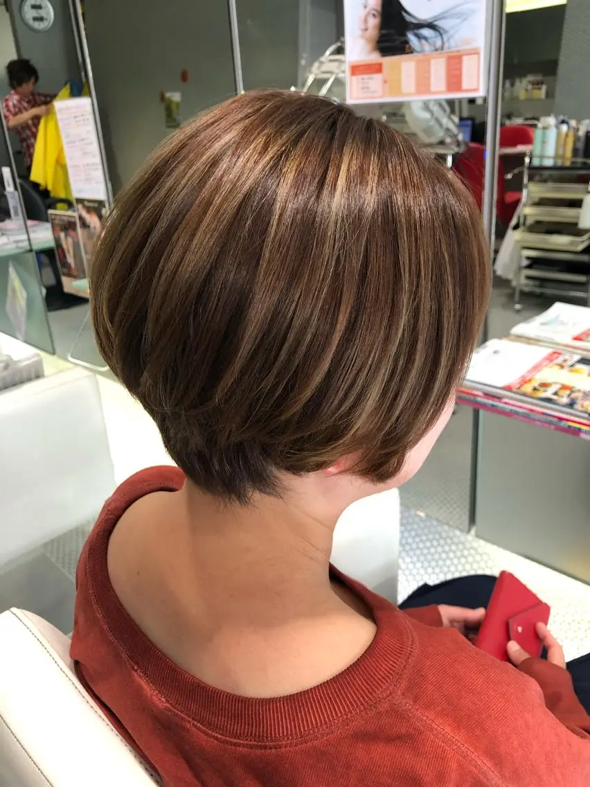 ショート カラー パーマ ショートボブ ハイライトカラー ボブ ハイライト ショートヘア 中江 麻友のヘアスタイル