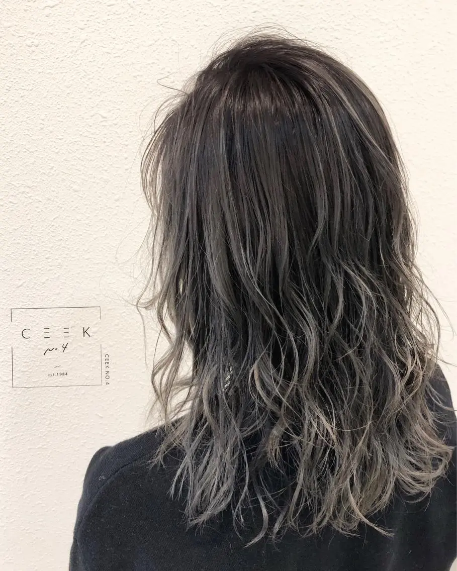 ロング カラー ブリーチ グラデーションカラー グレージュ 中川 茜里のヘアスタイル