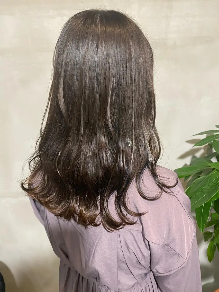 ミディアム カラー グレージュ 阿部 有里加のヘアスタイル